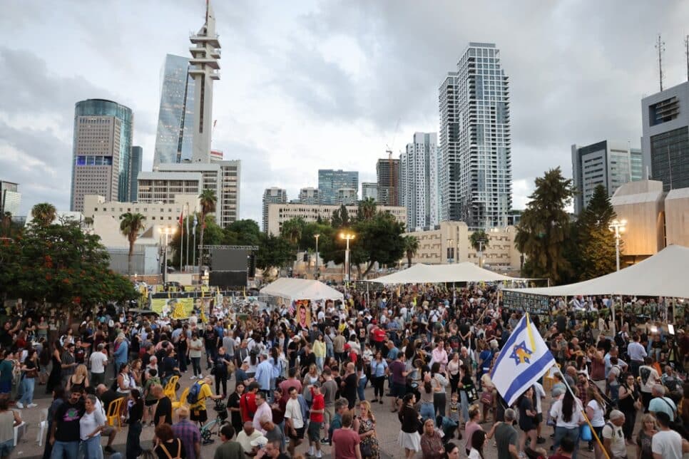 Pessoas comemoram após o anúncio de um acordo de paz na Praça dos Reféns, em Tel Aviv