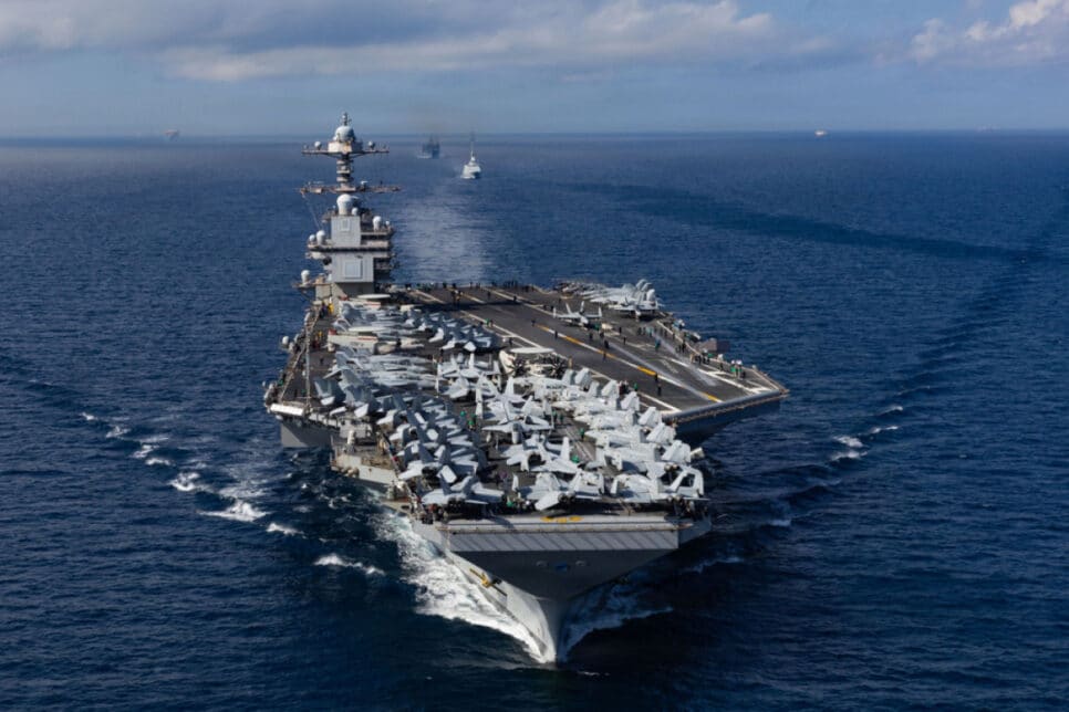Foto divulgada pela Marinha dos Estados Unidos mostra o porta-aviões USS Gerald R. Ford (CVN 78), o maior do mundo, navegando pelo Estreito de Gibraltar