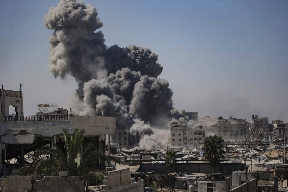 Fumaça sobe da torre Al Kawthar após um ataque aéreo israelense na Faixa de Gaza, em 14 de setembro de 2025