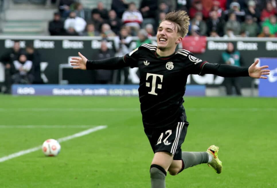 Lennart Karl, do Bayern de Munique, comemora após marcar o terceiro gol da equipe na partida contra o Borussia Mönchengladbach, pela Bundesliga, em Mönchengladbach