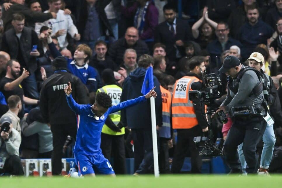 O brasileiro Estêvão, do Chelsea, comemora o gol da vitória durante a partida contra o Liverpool pela Premier League, disputada neste sábado (4) em Londres