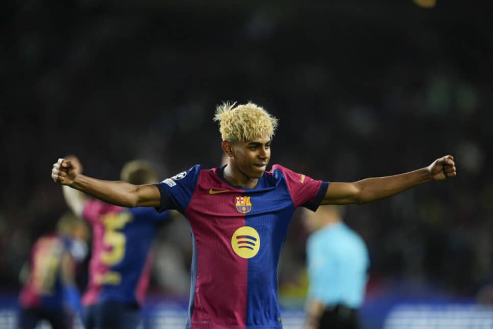 O atacante do FC Barcelona, Lamine Yamal, comemora o terceiro gol da equipe blaugrana durante a partida de ida das semifinais da Liga dos Campeões