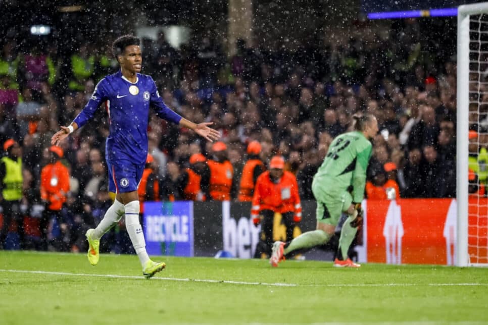 Estêvão, do Chelsea, comemora após marcar o quarto gol da equipe, de pênalti, durante partida da fase de grupos da Liga dos Campeões da UEFA