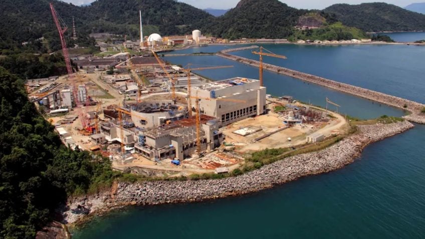 Segundo a Eletronuclear, quando concluída, Angra 3 terá potência instalada de 1.405 MW (megawatts), o suficiente para atender a cerca de 4 milhões de pessoas