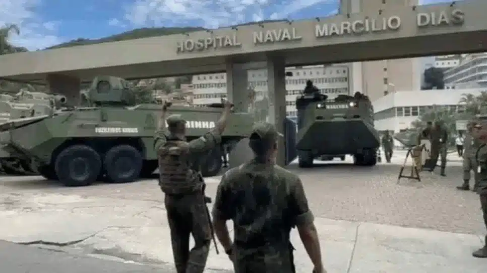 Na imagem, os veículos blindados da Marinha que foram usados no perímetro do Hospital Marcílio Dias, na Zona Norte do Rio, em dezembro de 2024