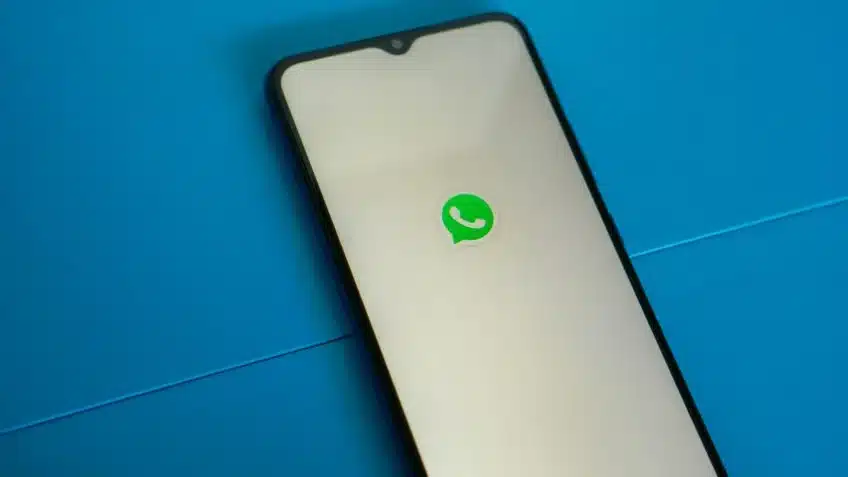 Celular Android com o logo do Whatsapp