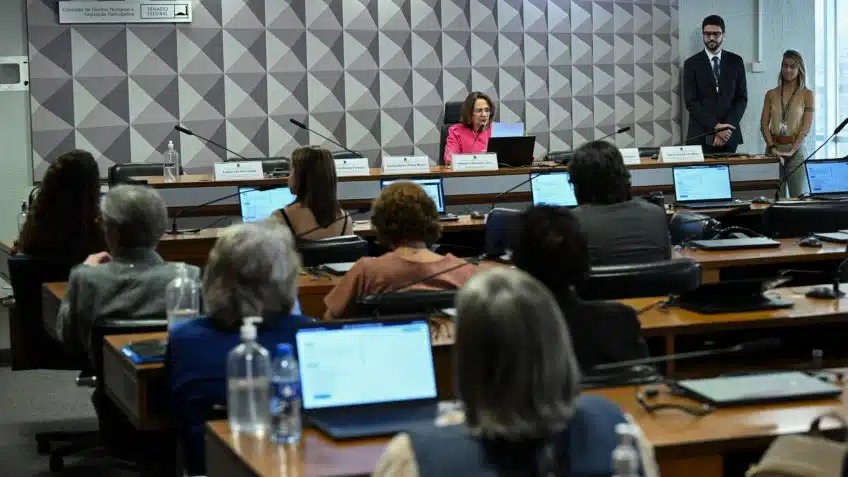 Senadores reunidos na CDH; proposta relatada por Flávio Arns foi aprovada por unanimidade na comissão