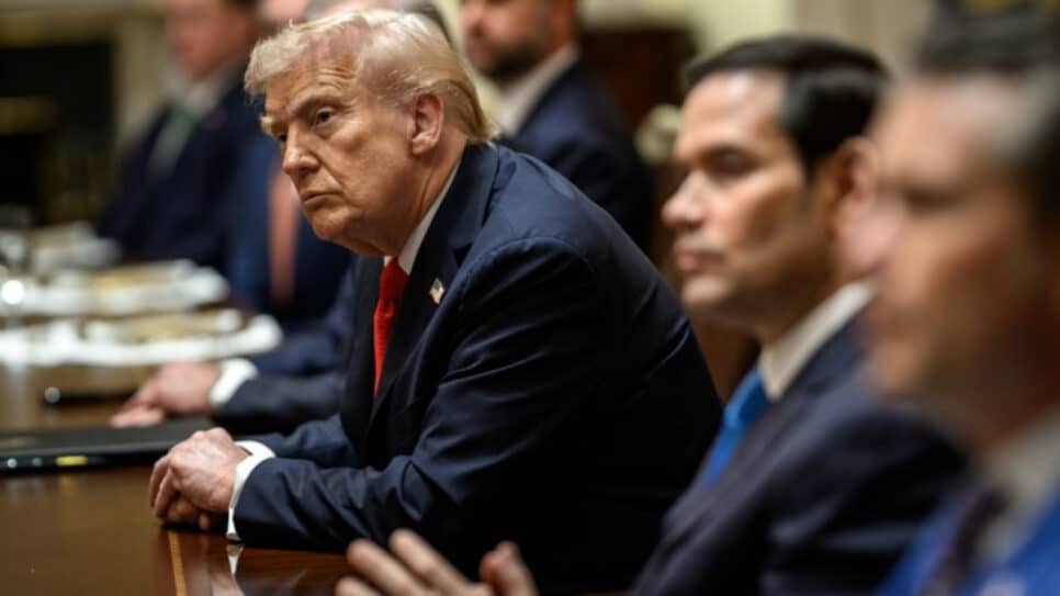 O presidente Donald Trump realiza uma reunião bilateral com o primeiro-ministro australiano Anthony Albanese na Casa Branca, no dia 20 de outubro de 2025