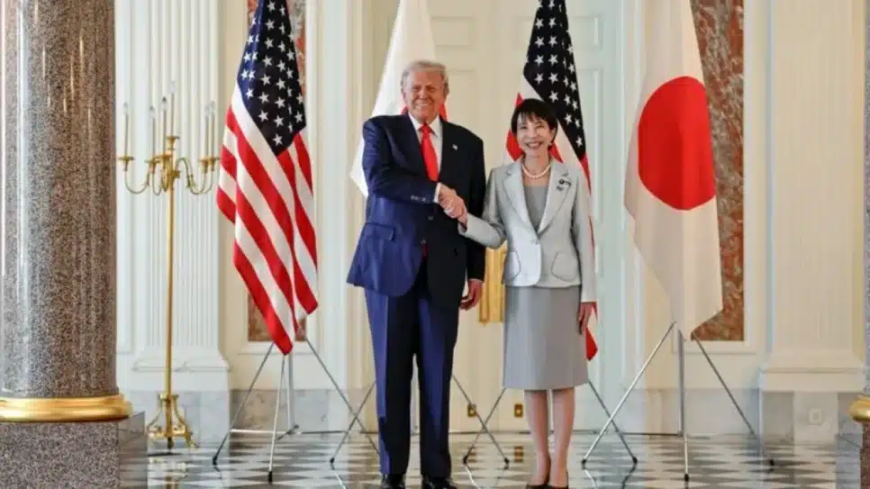 O presidente dos EUA, Donald Trump, e Sanae Takaichi, primeira-ministra do Japão, reuniram-se em Tóquio na 3ª feira (28.out.2025)