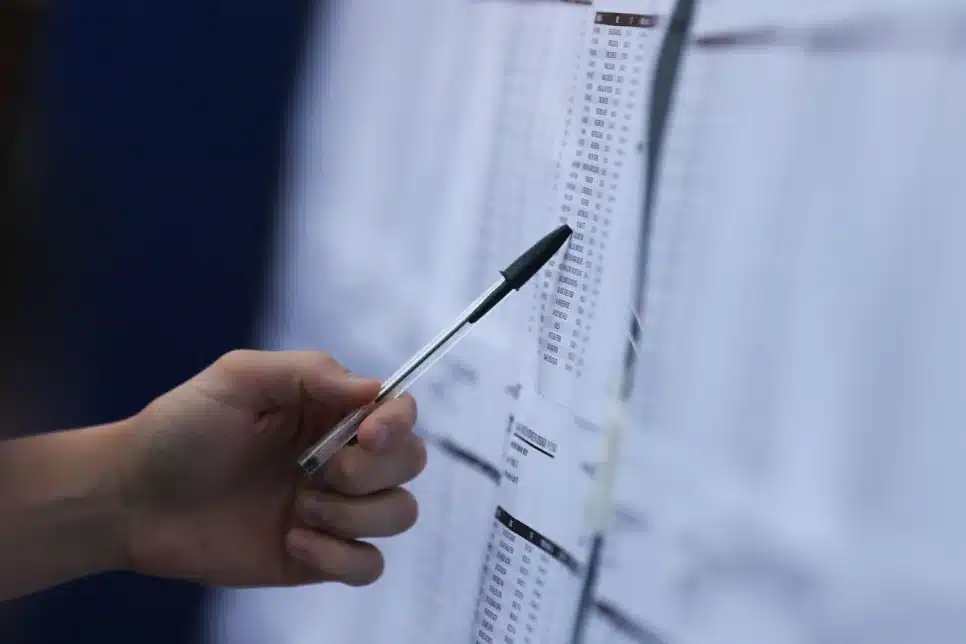 Pessoa consultando lista no Enem