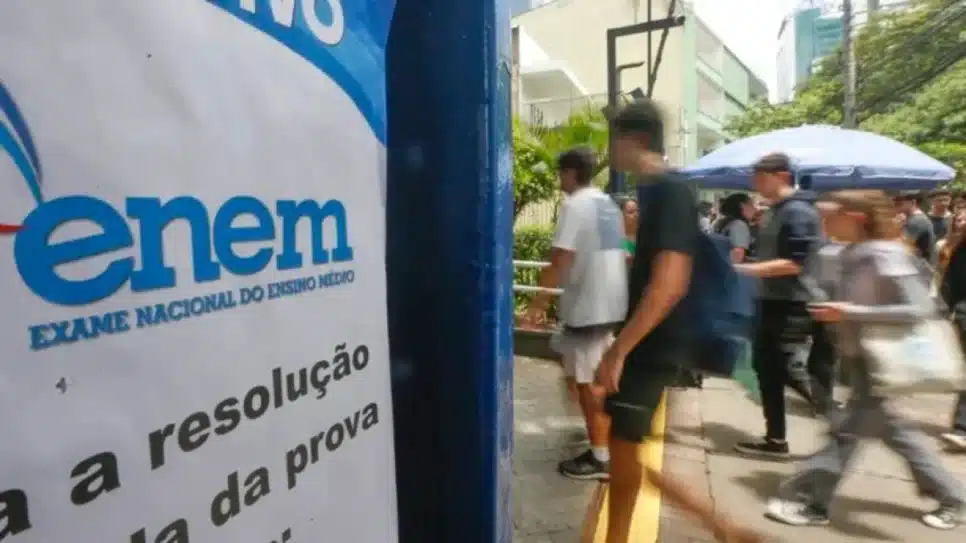 Na imagem, estudantes chegam para fazer a prova do Enem em São Paulo