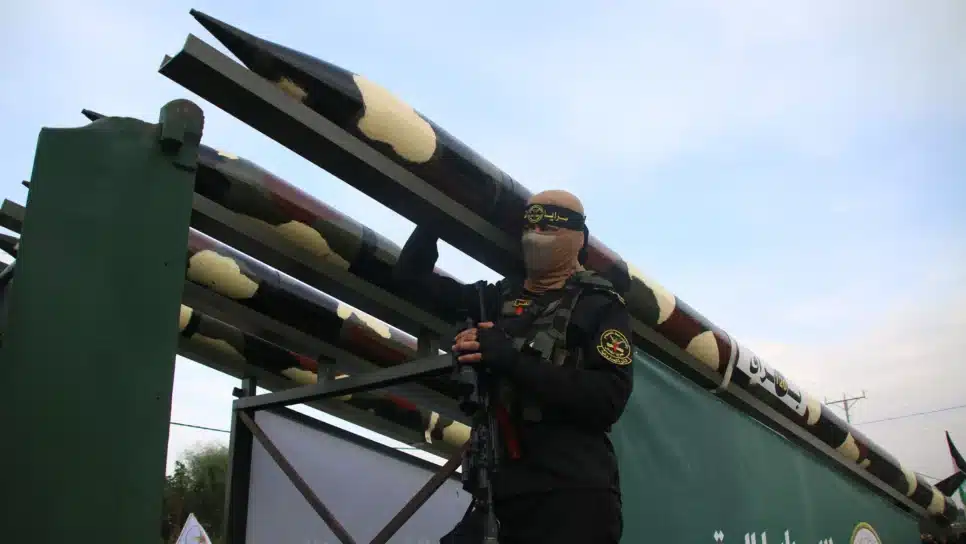 Membros da Jihad Islâmica marcham durante desfile militar que marca o 36º aniversário do seu lançamento em 4 de outubro de 2023 na Cidade de Gaza