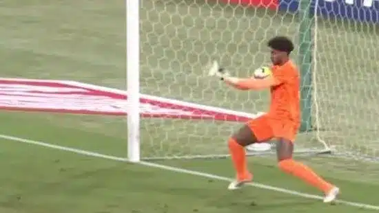 Hugo Souza contra o Japão