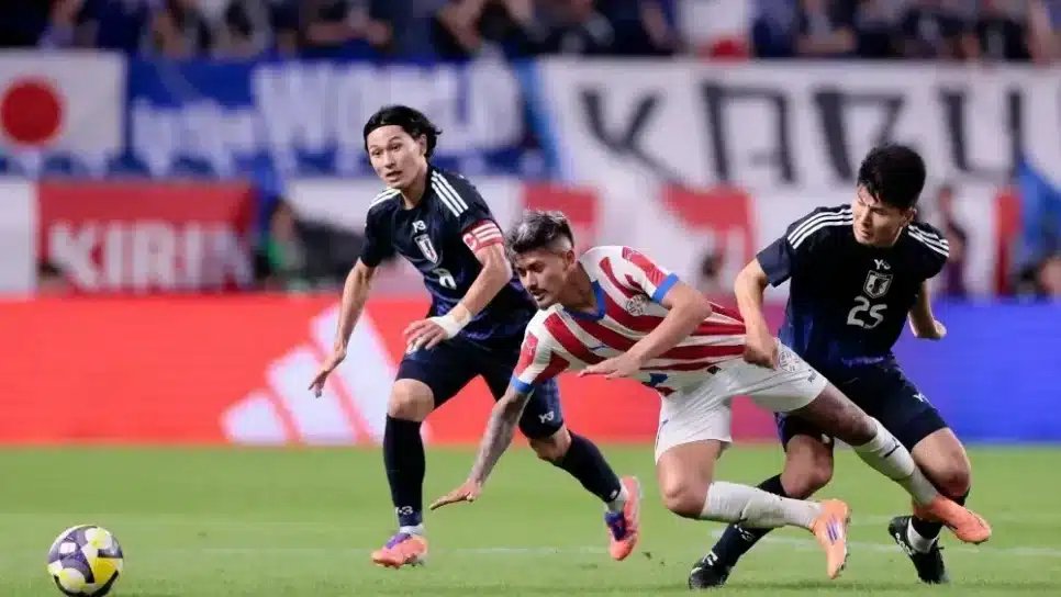Jogadores de Japão e Paraguai em ação em partida amistosa
