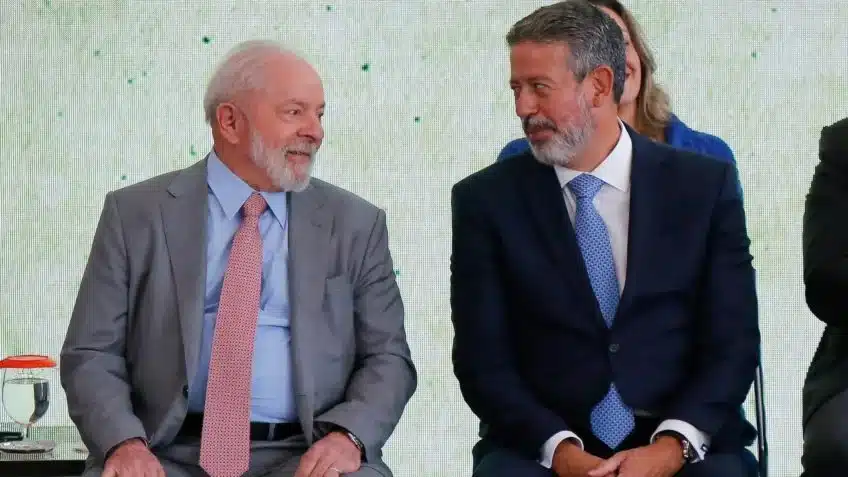 Na imagem, Lula e Arthur Lira, que relatou o projeto da isenção do IR |Sérgio Lima/Poder360 - 14.set.2023