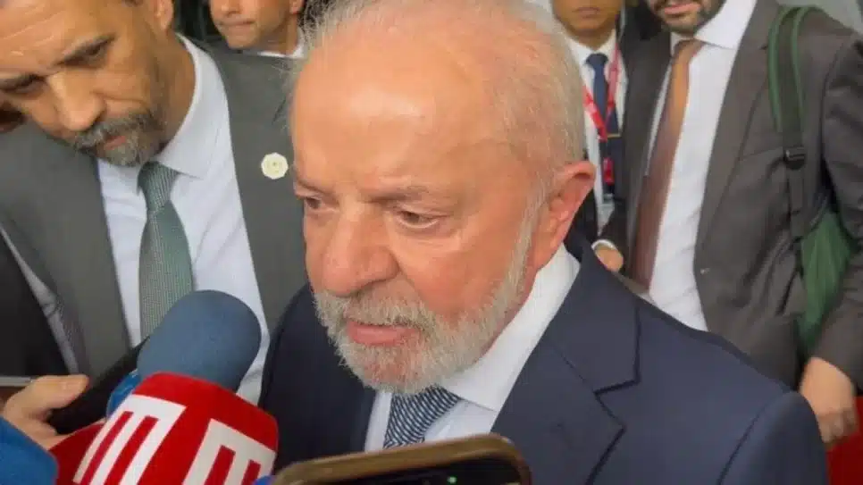 Lula dá entrevista a jornalistas