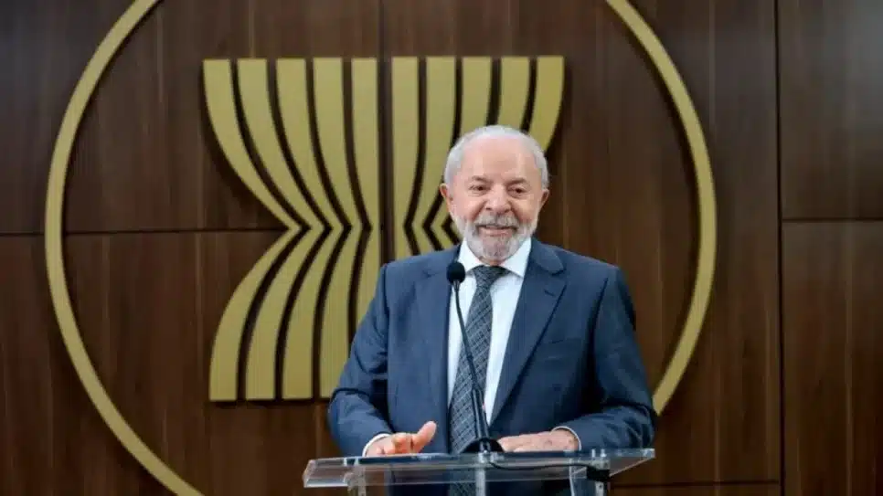 O presidente Luiz Inácio Lula da Silva fala a jornalistas na sede da Asean (Associação das Nações do Sudeste Asiático) em Jacarta, na Indonésia, nesta 6ª feira (24.out.2025)