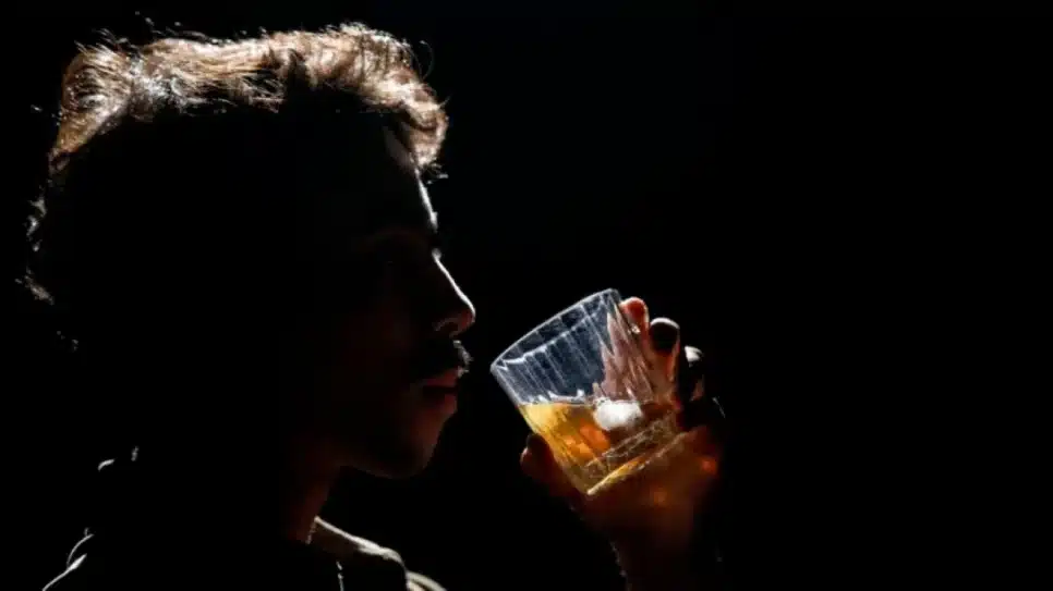 Do total de casos notificados, 13 resultaram em morte; imagem ilustra homem segurando um copo com bebida