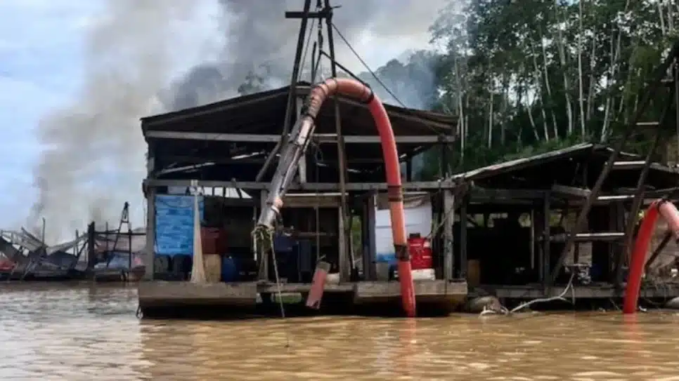 Na imagem, PF destrói uma draga usada em atividades de garimpo ilegal, no Rio Madeira