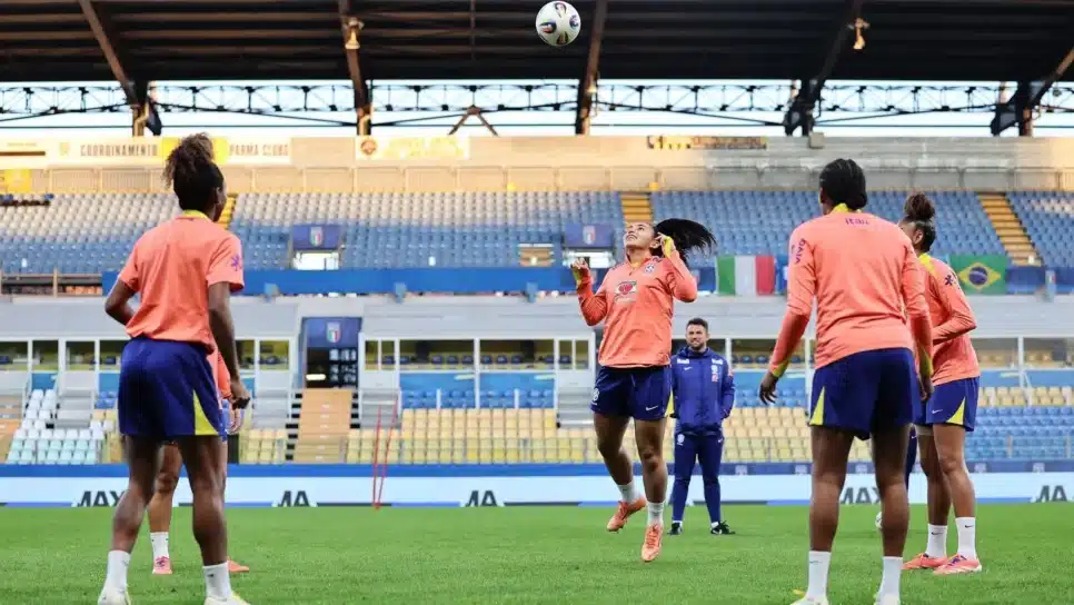 Seleção Brasileira Feminina durante treino