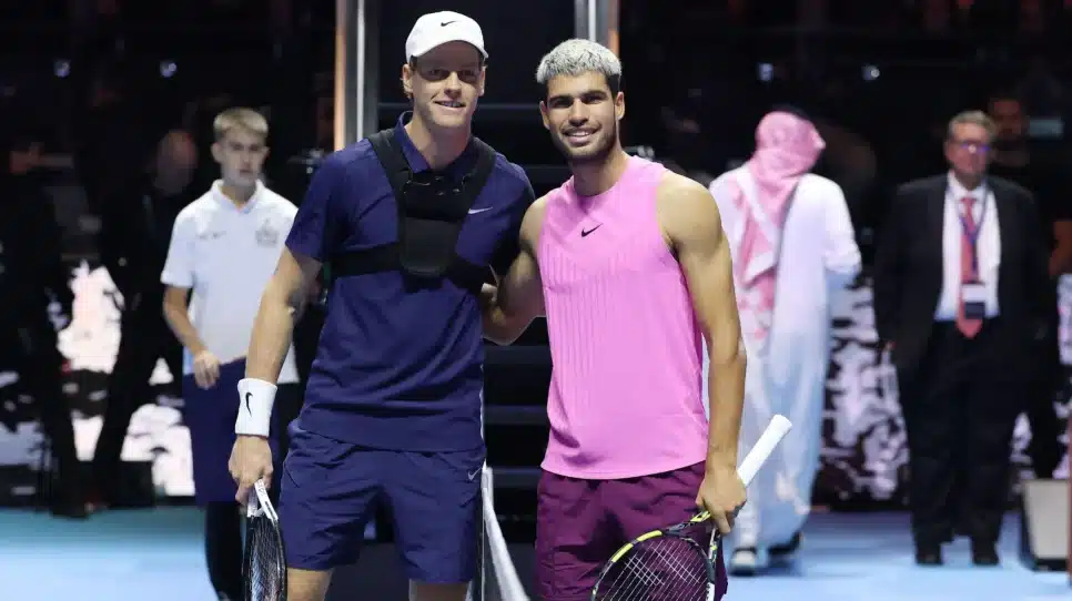 Sinner e Alcaraz se abraçam antes de disputa na final