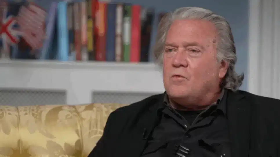 Na imagem, o ex-estrategista Casa Branca, Steve Bannon, durante entrevista ao The Economist