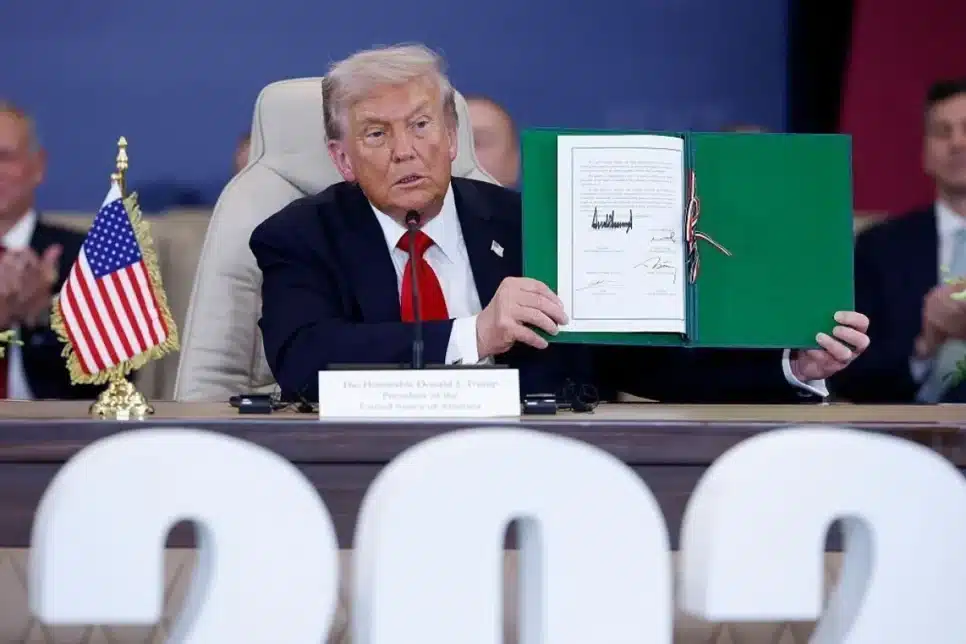 Trump mostra acordo de cessar-fogo em Gaza assinado no Egito