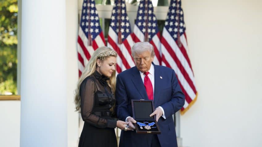 Erika Kirk, viúva do ativista de direita Charlie Kirk, recebe a Medalha Presidencial da Liberdade, condecoração concedida pelo presidente dos Estados Unidos, Donald Trump, na 3ª feira (14.out.2025)