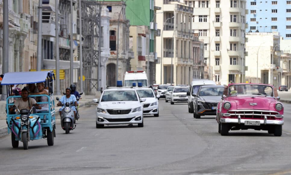 Fotografia de veículos nesta sexta-feira, em Havana (Cuba).