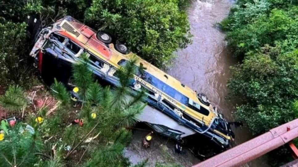 Na imagem, acidente com ônibus que ocorreu na província de Misiones (Argentina), próxima à fronteira com o Brasil e o Paraguai