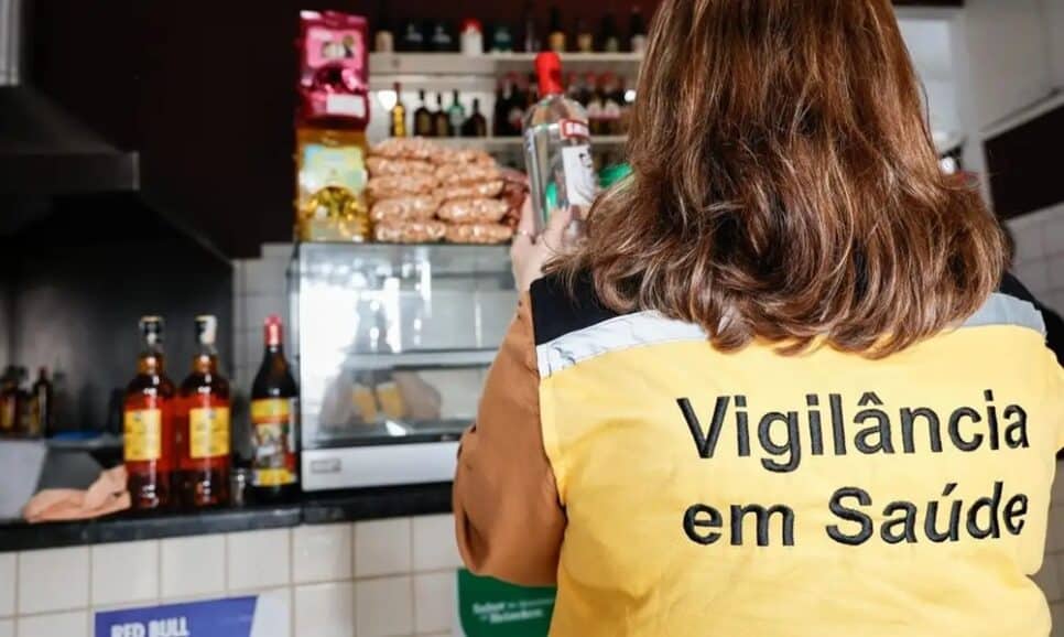 Fiscalização em bar de São Paulo após casos de bebidas adulteradas com metanol