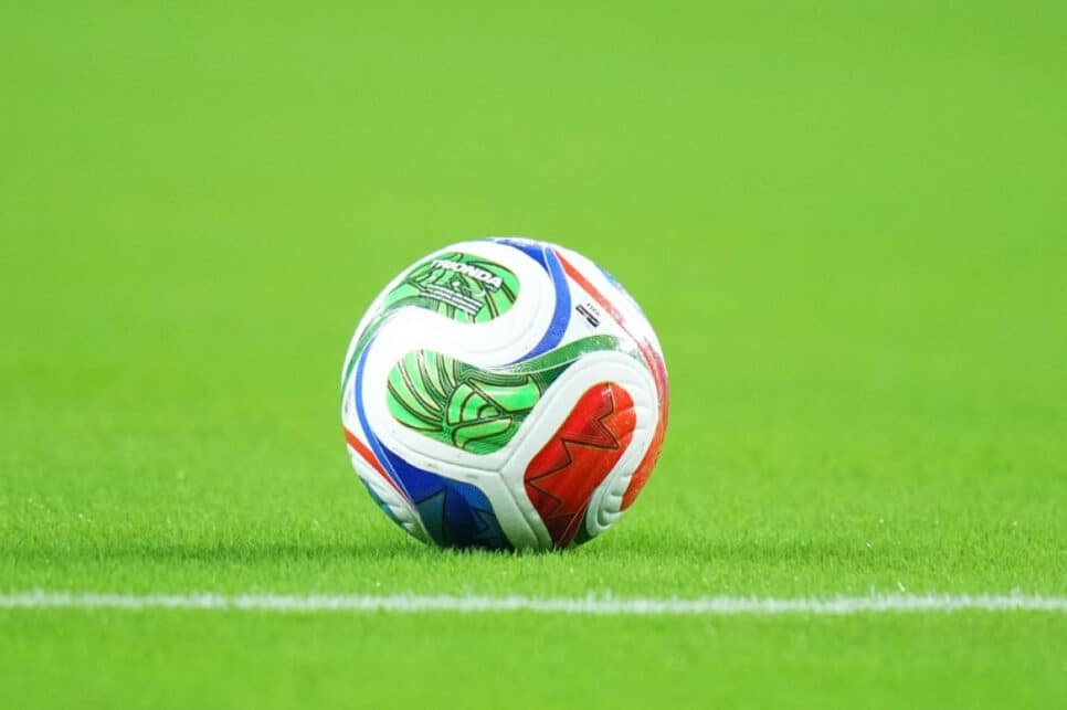 Trionda, bola oficial da partida, antes do amistoso internacional entre Argentina e Venezuela, no Hard Rock Stadium, em Miami Gardens, na Flórida