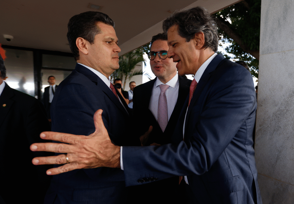 O ministro da Fazenda, Fernando Haddad (d), cumprimenta o presidente do Senado, Davi Alcolumbre (União-AP)(e), na chegada ao Palácio da Alvorada