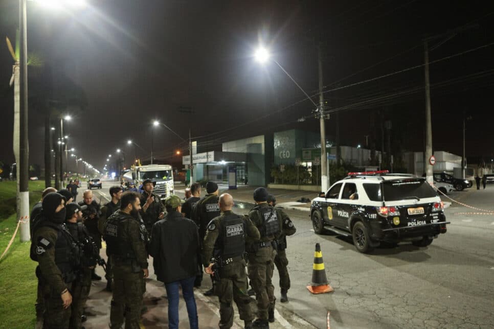 Movimentação policial na Avenida Doutor Roberto de Almeida Vinhas, em Praia Grande, no litoral sul de São Paulo, onde o ex-delegado-geral Ruy Ferraz Fontes foi assassinado