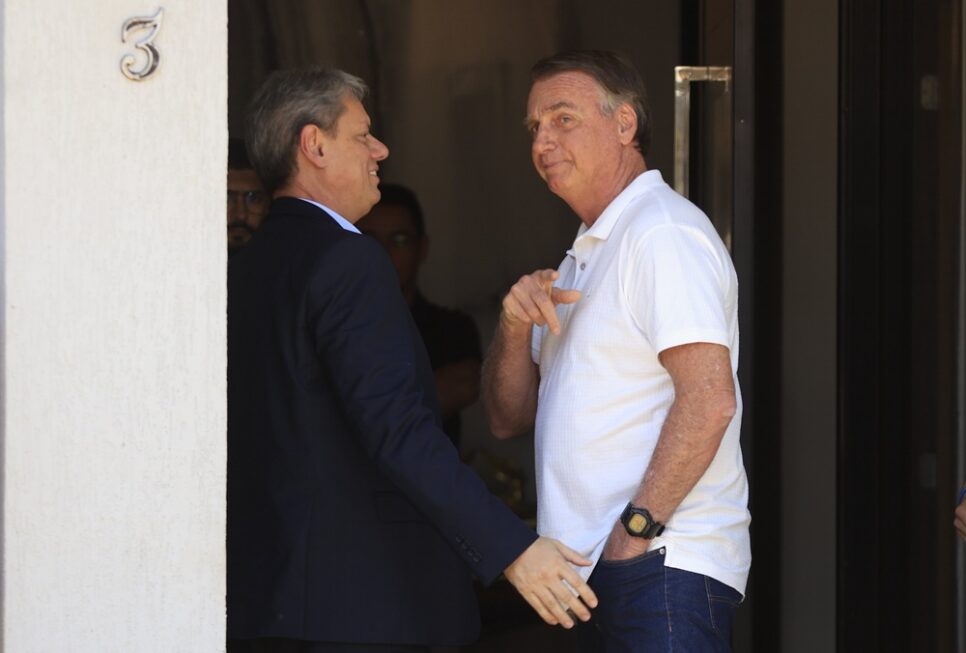 O governador de São Paulo, Tarcísio de Freitas (Republicanos) (E), visita nesta segunda-feira, 29, o ex-presidente Jair Bolsonaro (PL), que está em prisão domiciliar em Brasília.
