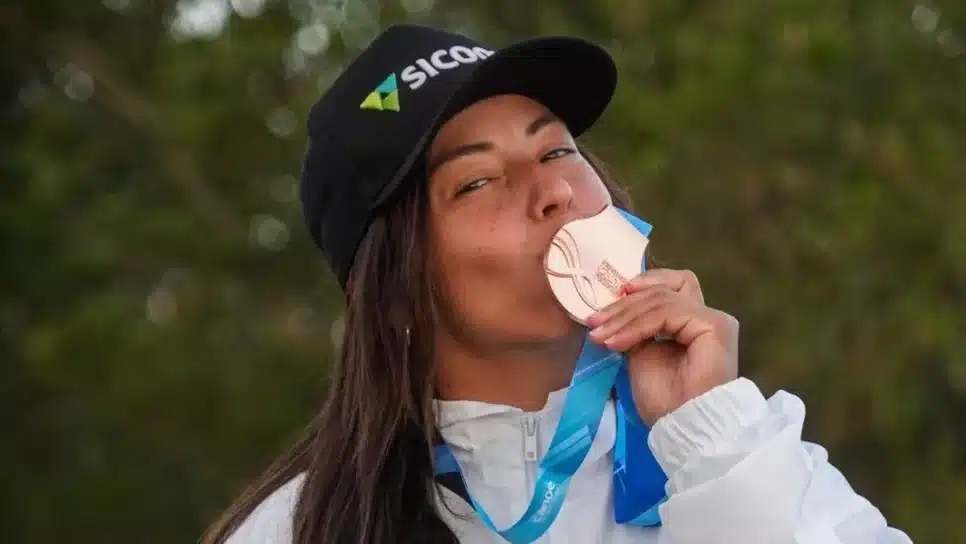 Ana Sátila, canoísta brasileira, com a medalha de bronze no Mundial de Canoagem Slalom