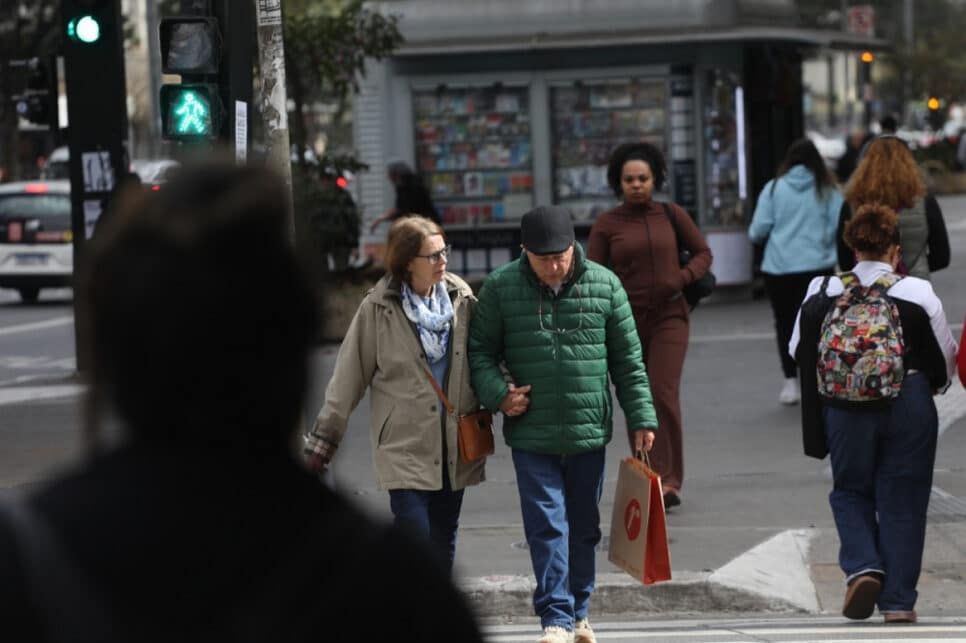 Pedestres enfrentam clima frio na Avenida Paulista, na região central de São Paulo