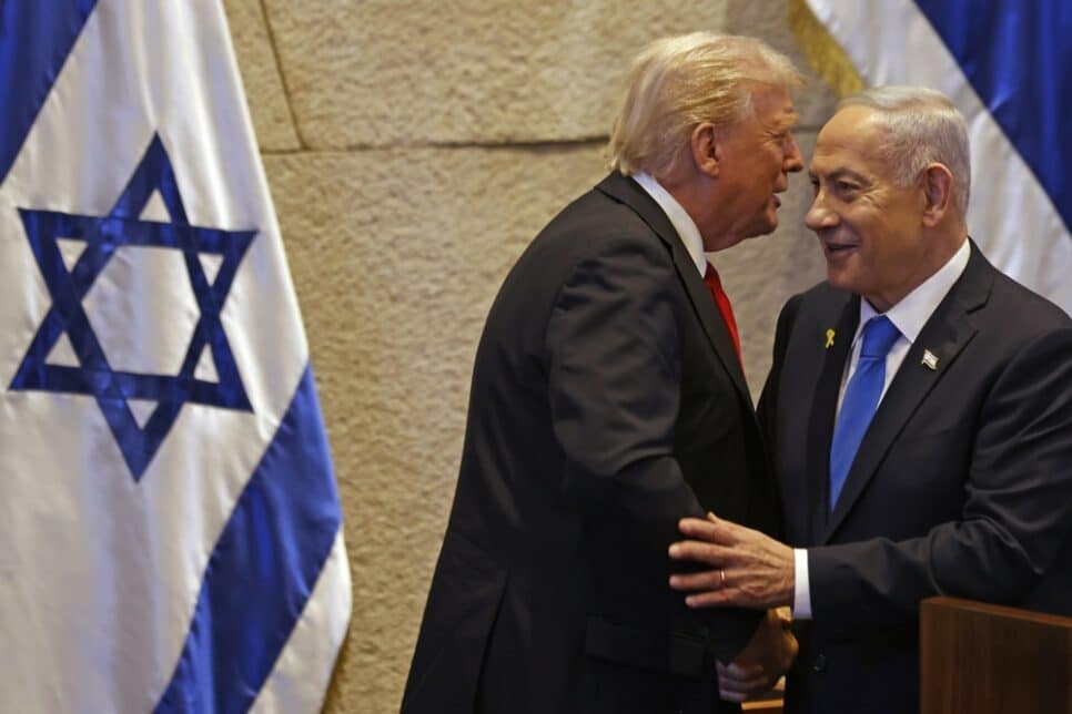 O presidente dos Estados Unidos, Donald Trump (E), conversa com o primeiro-ministro de Israel, Benjamin Netanyahu, no parlamento israelense, o Knesset, em Jerusalém