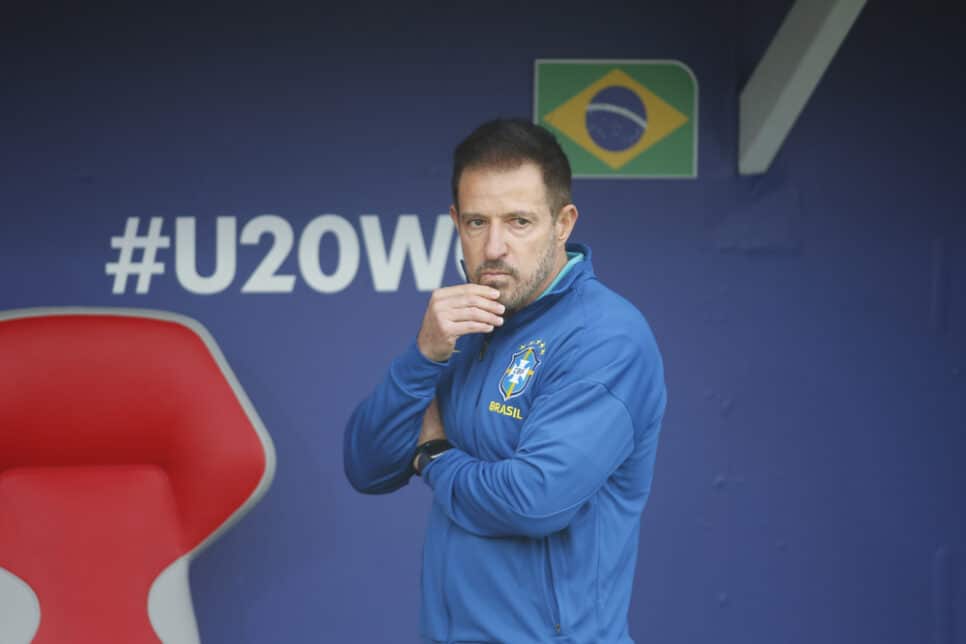 O técnico da seleção brasileira, Ramon Menezes, reage durante a partida entre Espanha e Brasil, válida pelo Grupo C da Copa do Mundo Sub-20, neste sábado, no Estádio Nacional Julio Martínez Prádanos, em Santiago