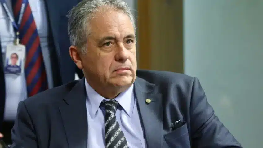 Na imagem acima, o deputado Carlos Zarattini (PT-SP)