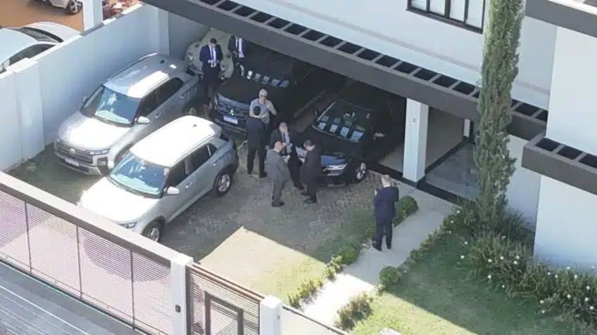 Imagem aérea mostra pessoas na garagem da casa onde Bolsonaro mora em Brasília