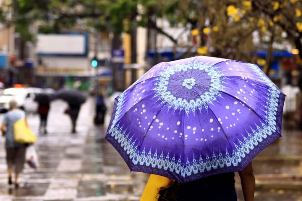 Pedestres enfrentam clima frio e chuvoso na região de Campinas, interior de São Paulo