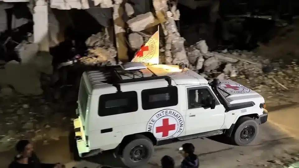 Veículos da Cruz Vermelha transportam corpos de reféns do Hamas mortos que estavam na Faixa de Gaza