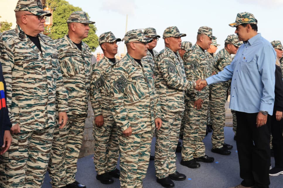 O presidente da Venezuela, Nicolás Maduro, cumprimenta membros da Milícia Bolivariana