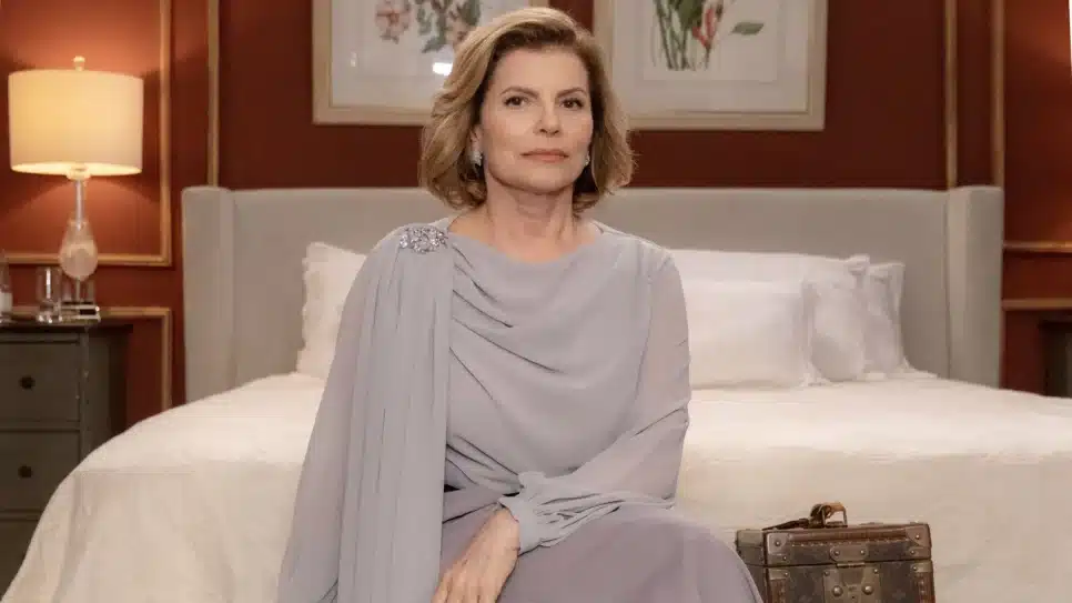 Debora Bloch usa look inspirado em figurino de Beatriz Segall na 1ª versão