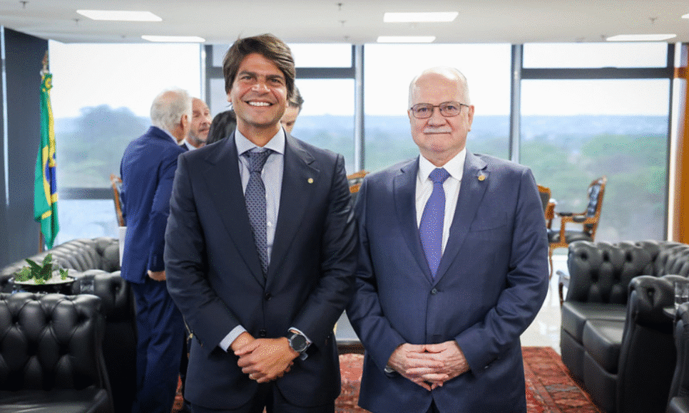 Presidente do STF, ministro Edson Fachin (à direita), e o deputado federal Pedro Paulo (à esquerda), relator da reforma, que está em tramitação na Câmara