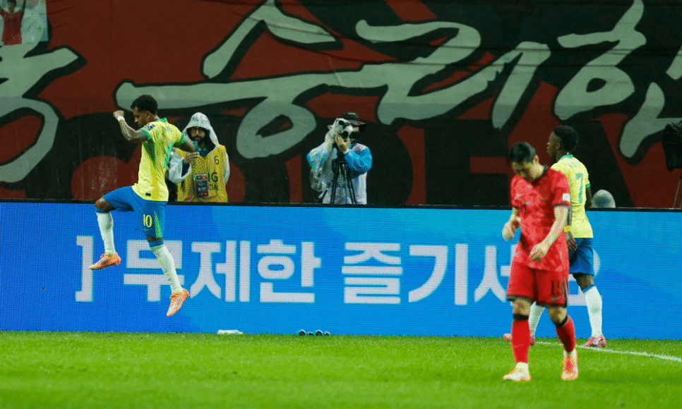 Rodrygo comemora após marcar o segundo gol da seleção durante o amistoso entre Coreia do Sul e Brasil no estádio Sangam da Copa do Mundo, em Seul