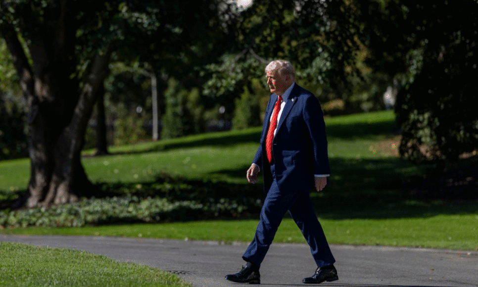 Donald Trump caminha do Salão Oval para embarcar no Marine One no gramado sul da Casa Branca, em Washington