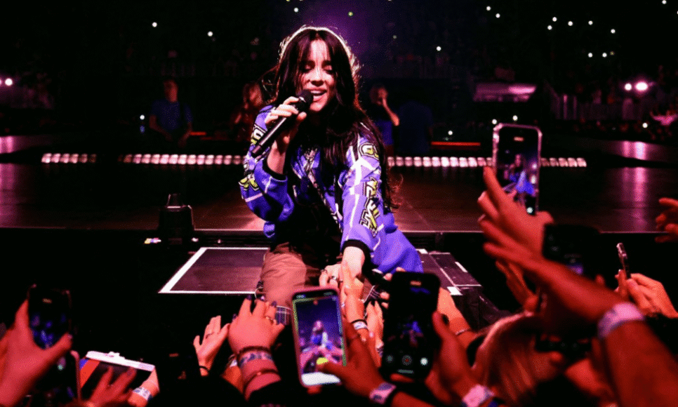 Billie Eilish passou por um susto durante seu show em Miami, nos Estados Unidos, na noite desta quinta-feira (9), após ter o braço puxado com violência por um espectador