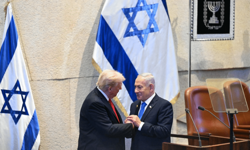 Donald Trump, de mãos dadas, conversa com o primeiro-ministro israelense, Benjamin Netanyahu, no parlamento israelense